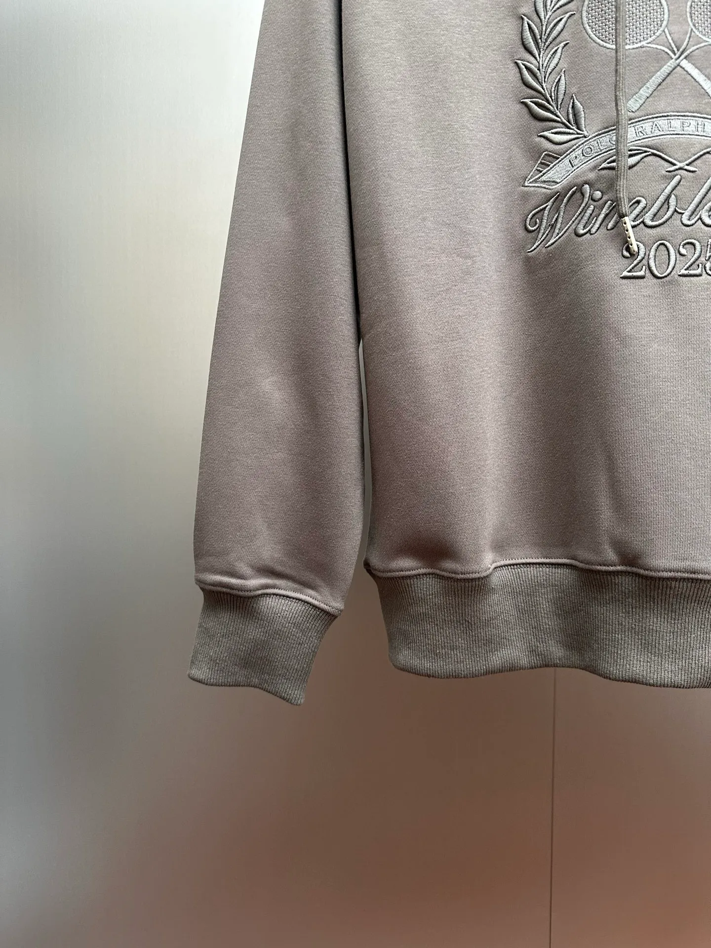 P280 RalphLauren/Ralph Lauren 2025 new autumn and winter large embroidered hooded sweatshirt Ralph Lauren's age-reducing item, the coat fabric is made of 60% cotton ➕40% polyester, which not only retains the softness, comfort and breathability of cotton, but also adds the wear resistance and wrinkle resistance of polyester fiber, making the clothes more durable and easy to care for. Even in slightly cooler weather, you won't feel stuffy when wearing it. This kind of fabric has a natural crisp feel and is not easy to pill or deform. Hooded design effectively improves thermal insulation performance. The embroidery on the chest and the fabric are of the same color. The colors are full, three-dimensional and lifelike, adding a bit of liveliness and interest to the whole sweatshirt. There is no pressure to dress, regardless of age or gender. Complete accessories!  Color: navy blue, black, gray size: S-xL